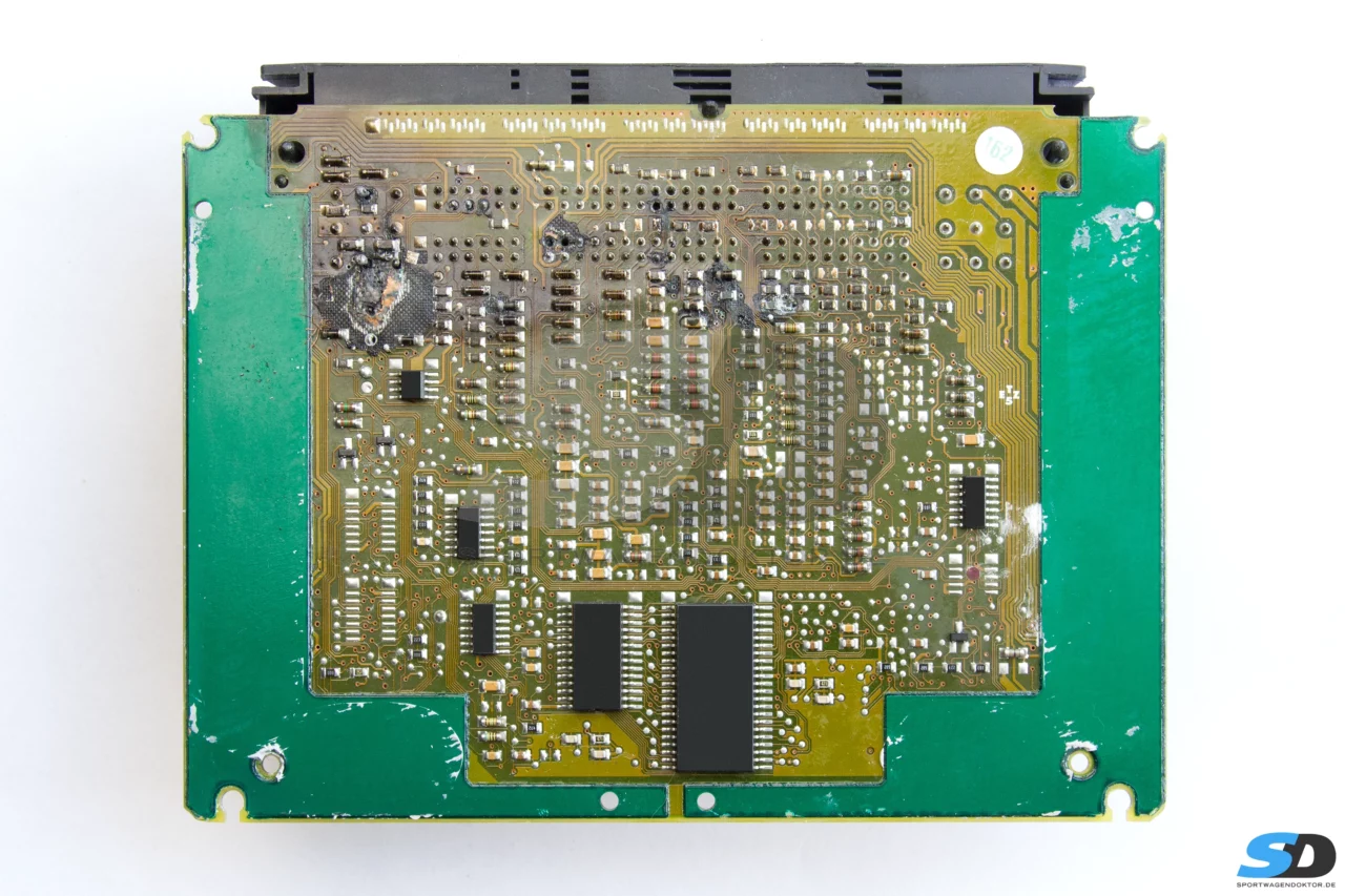 Bild vergrößern - Porsche Motorsteuergerät. Datenrettung nach Brandschaden. Platinenrückseite