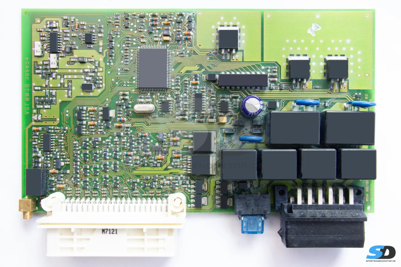 Bild vergrößern - Platine defektes Porsche Alarmsteuergerät M534 mit Wasserschaden