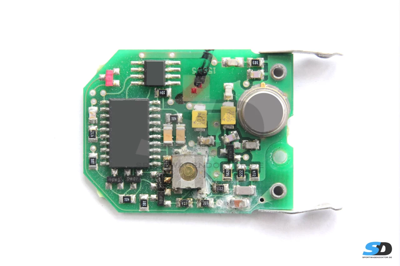 Bild vergrößern - Platine Porsche 993 Handsender mit Korrosionsschaden