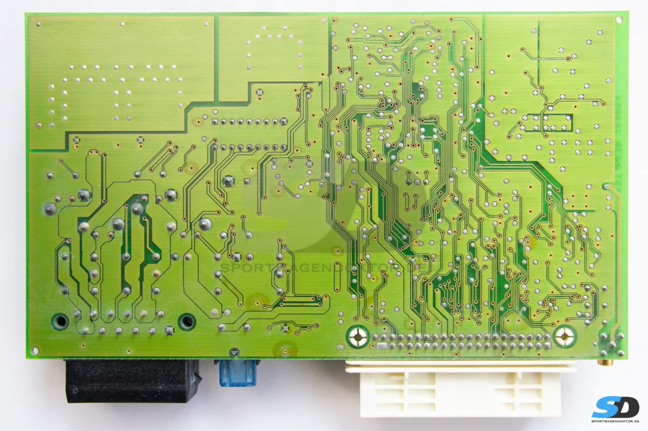 Bild vergrößern Platine defektes Porsche Alarmsteuergerät M534 mit Korrosionsschaden