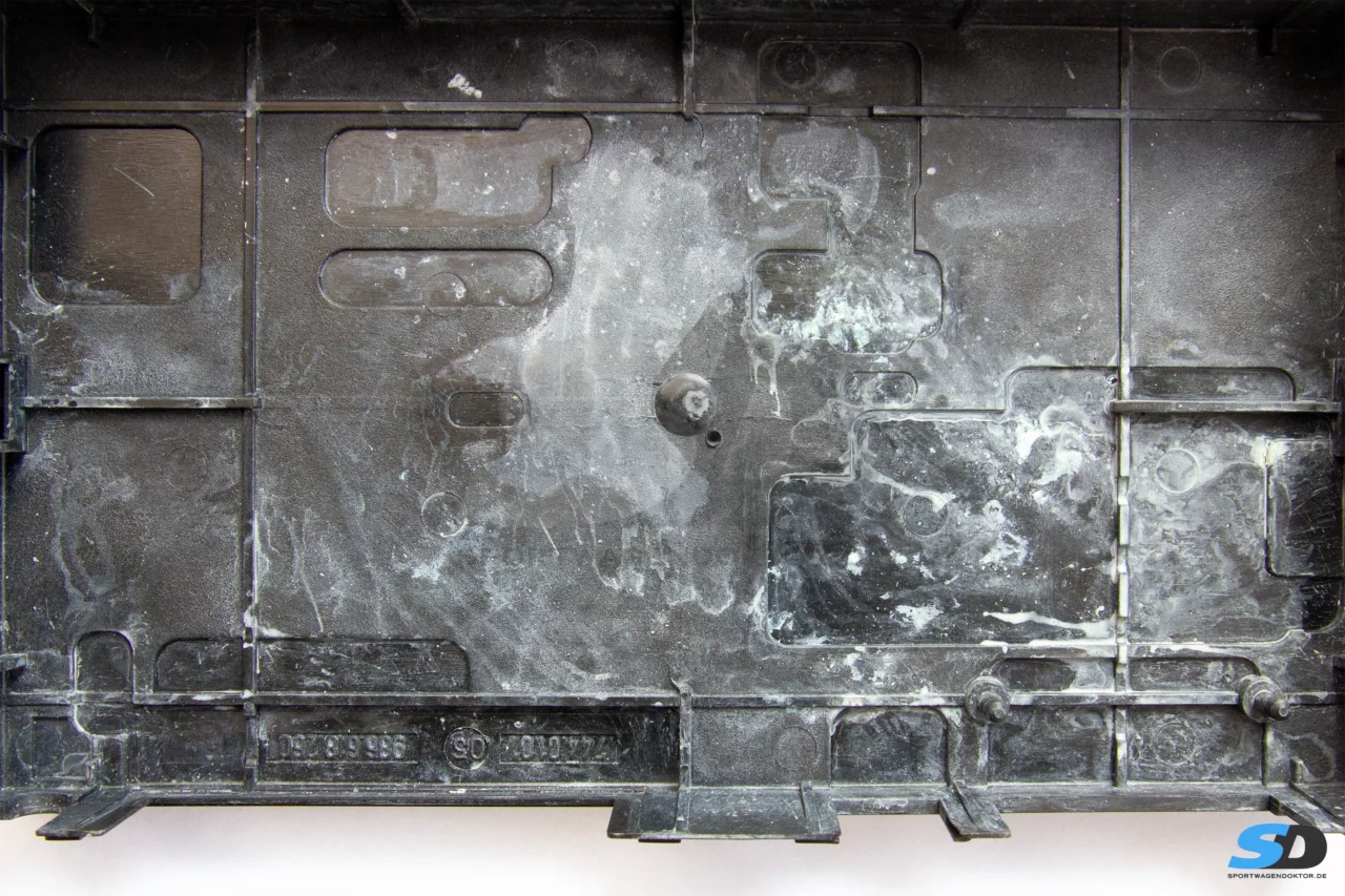 Bild vergrößern - Gehäusebiden Porsche M534 Alarmsteuergerät mit Flüssigkeitsspuren