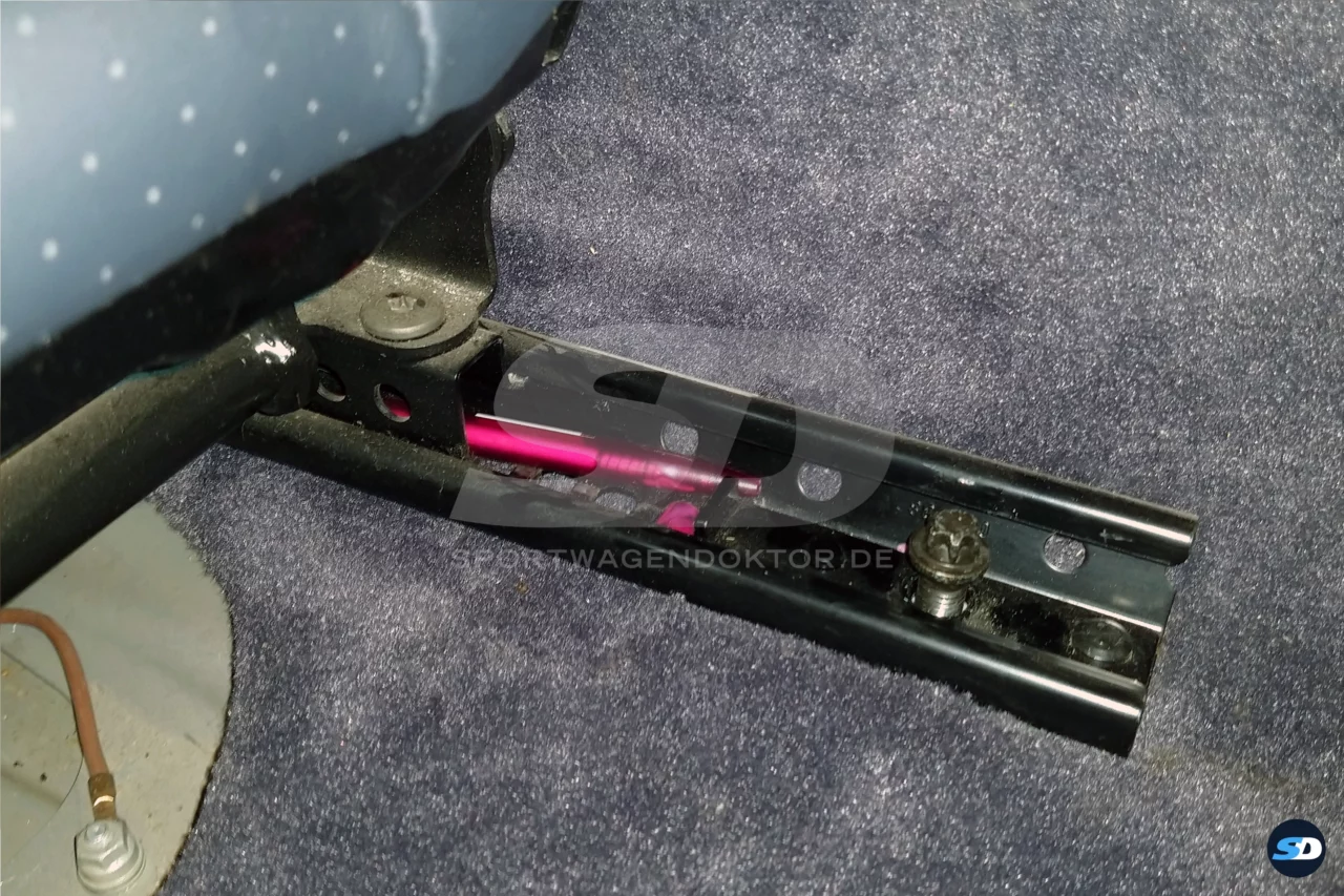Bild vergrößern - Porsche 986 - Kugelschreiber blockiert Sitzschiene