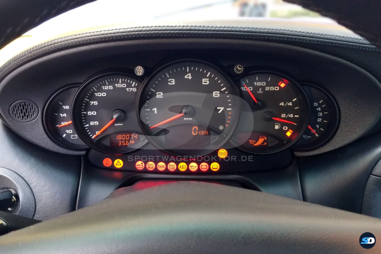 Bild vergrößern - Kombiinstrument des Porsche 996 in USA-Ausführung mit Meilen- und Fahrenheitanzeige.