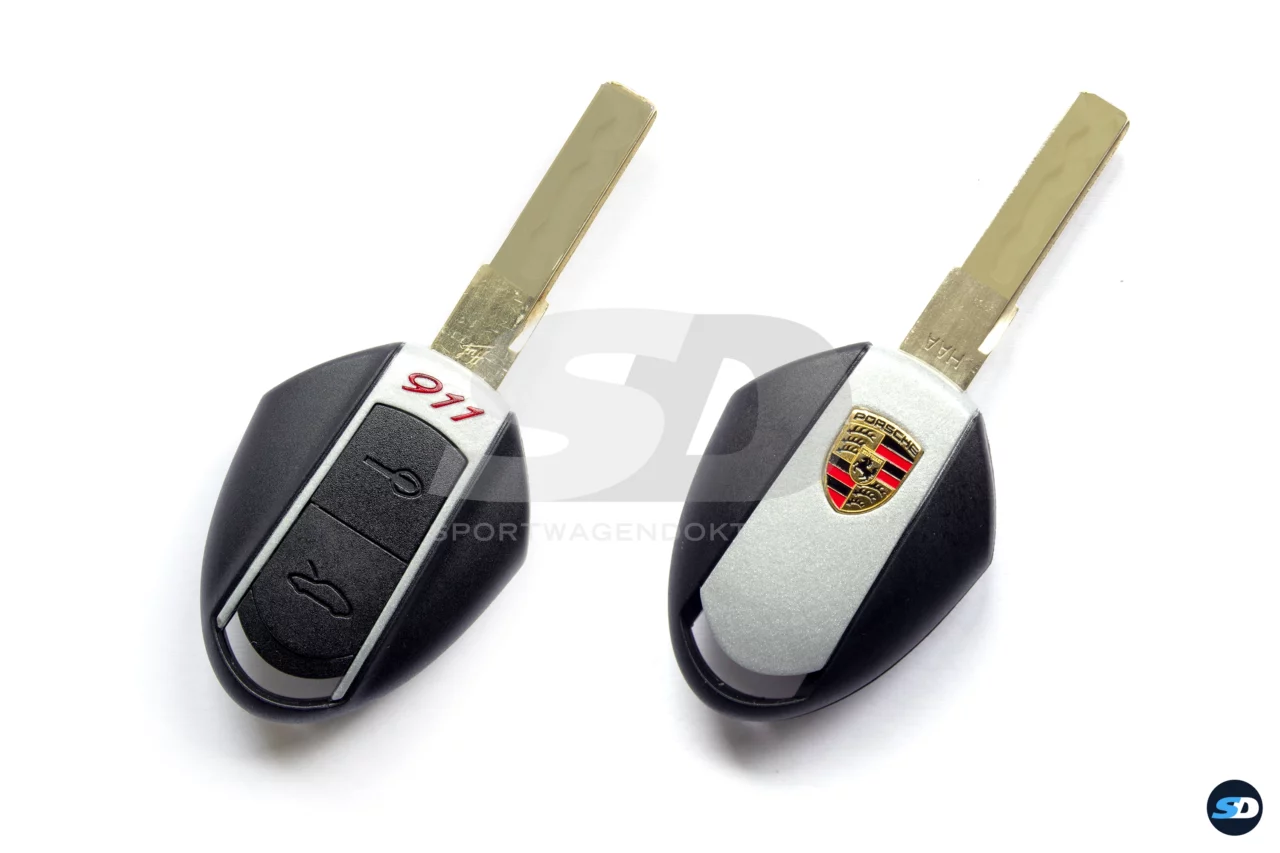 Bild vergrößern - umgebauter Porsche 996 Funkschlüssel mit originalem, neuem Porsche 911 Designgehäuse