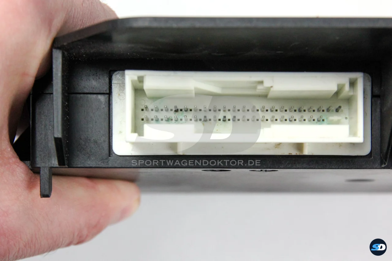 Bild vergrößern - Anschlussleiste Bajonettstecker M534 mit Korrosion