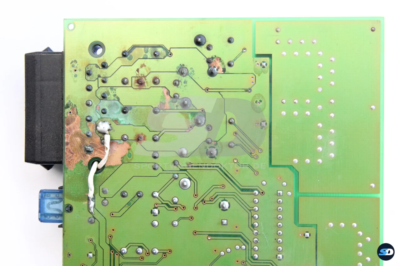 Bild vergrößern - Porsche 996 – verpfuschtes Alarmsteuergerät M534