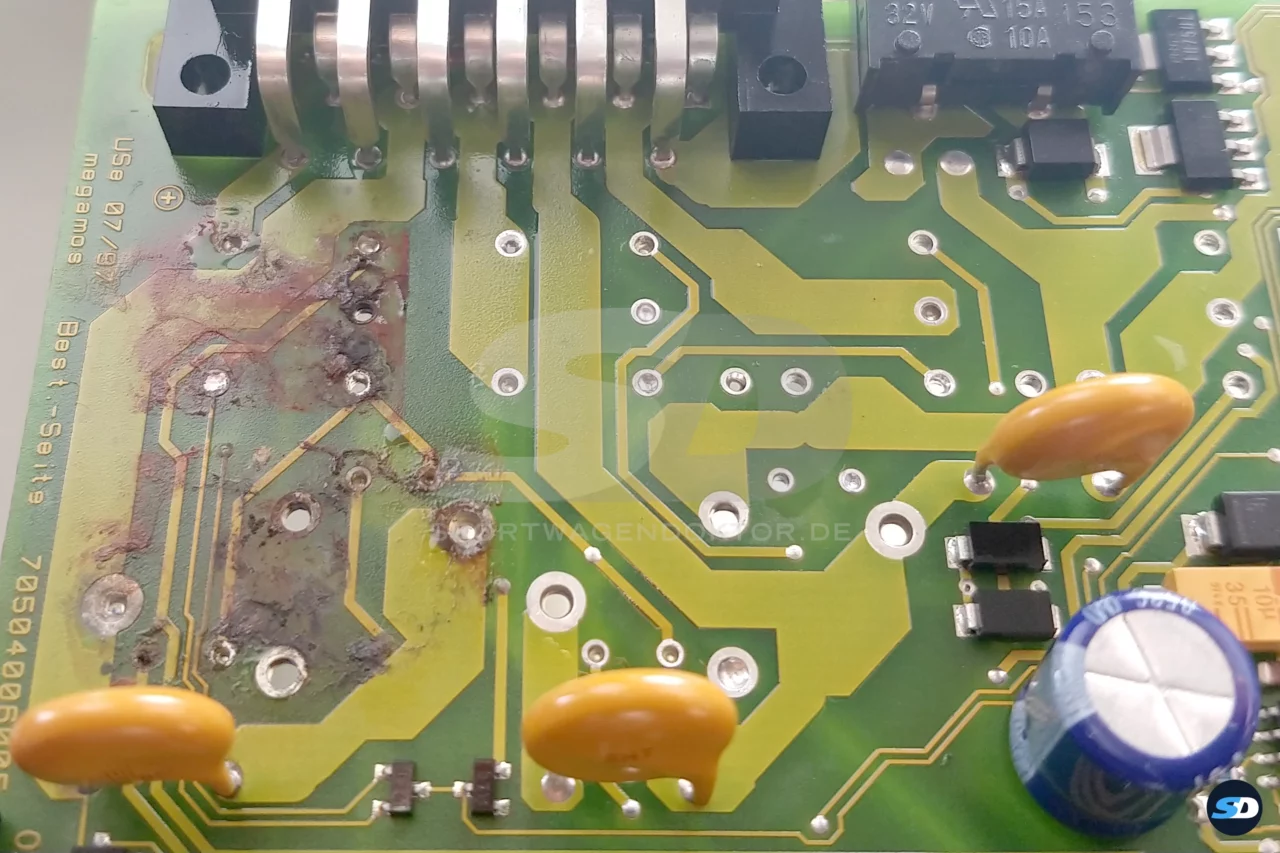 Bild vergrößern - Porsche 986 Funkschlüssel mit Funkmodul P2 vor Reparatur